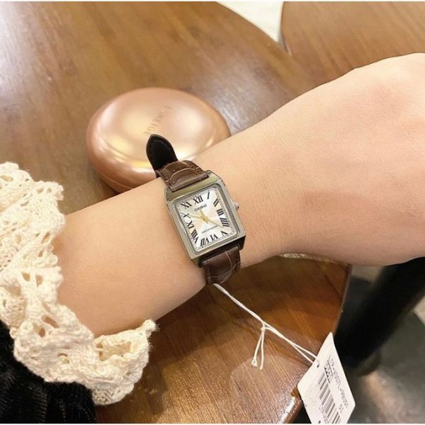 Casio – Élégante montre carrée pour femme