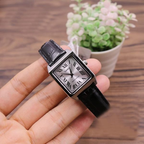 Casio – Élégante montre carrée pour femme