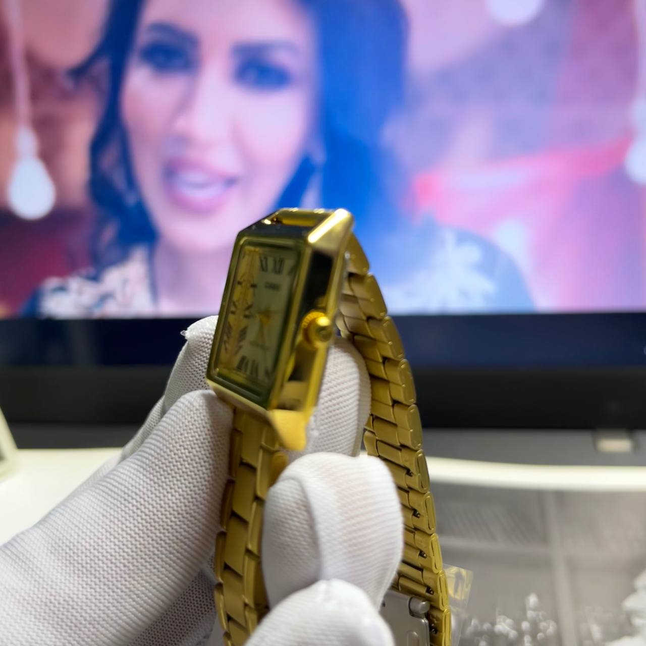 Casio – Élégante montre carrée pour femme