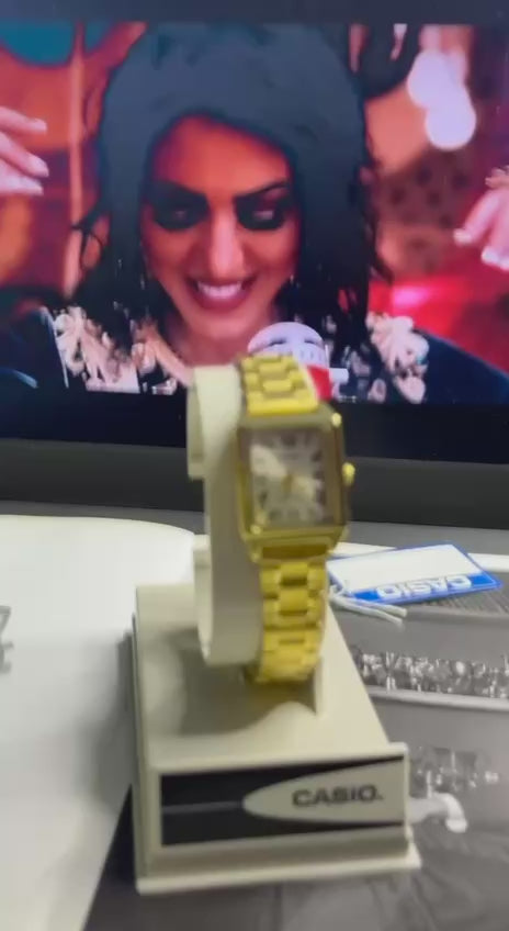 Casio – Élégante montre carrée pour femme